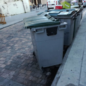 Ciudadanos pide la reubicación de los contenedores de la plaza Santa Eulalia para evitar los malos olores y mejorar su estética Ciudadanos pide la reubicación de los contenedores de la plaza Santa Eulalia para evitar los malos olores y mejorar su estética